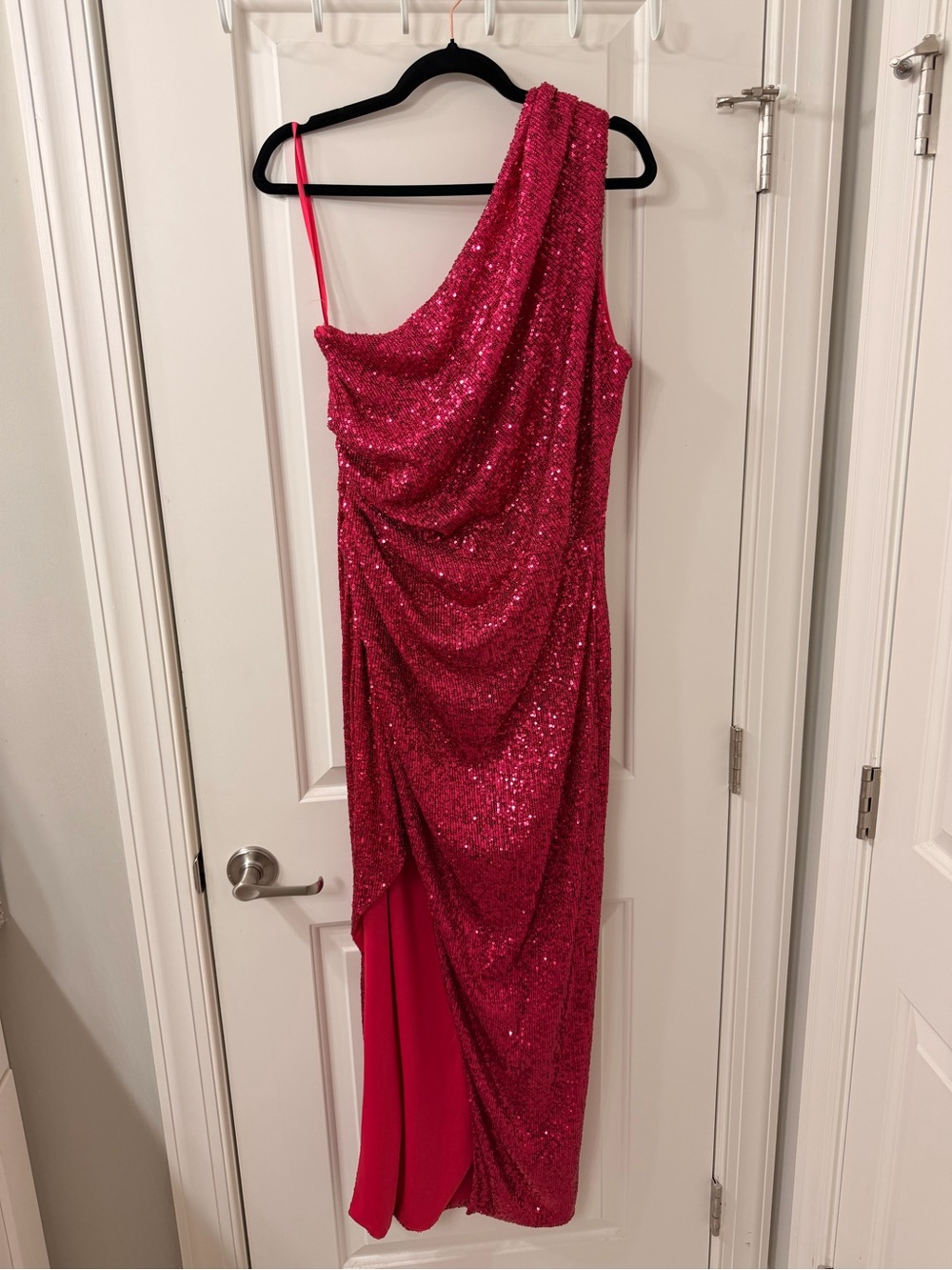 Alexia Admor One-Shoulder Sequin Dress in Fuchsia
